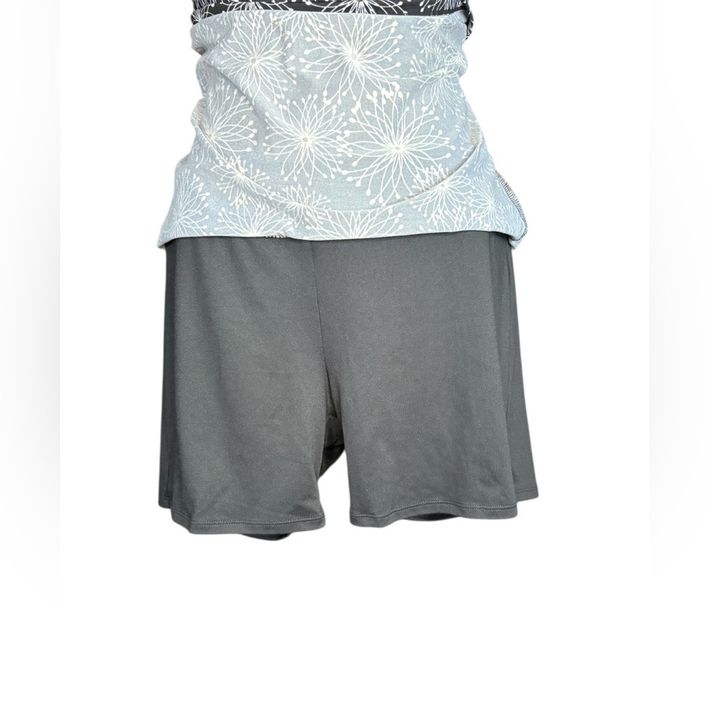 Tranquility Colorado Clothing
Stretch Skort Size Medium Black
White Pom Poms - Picture 3 of 7
